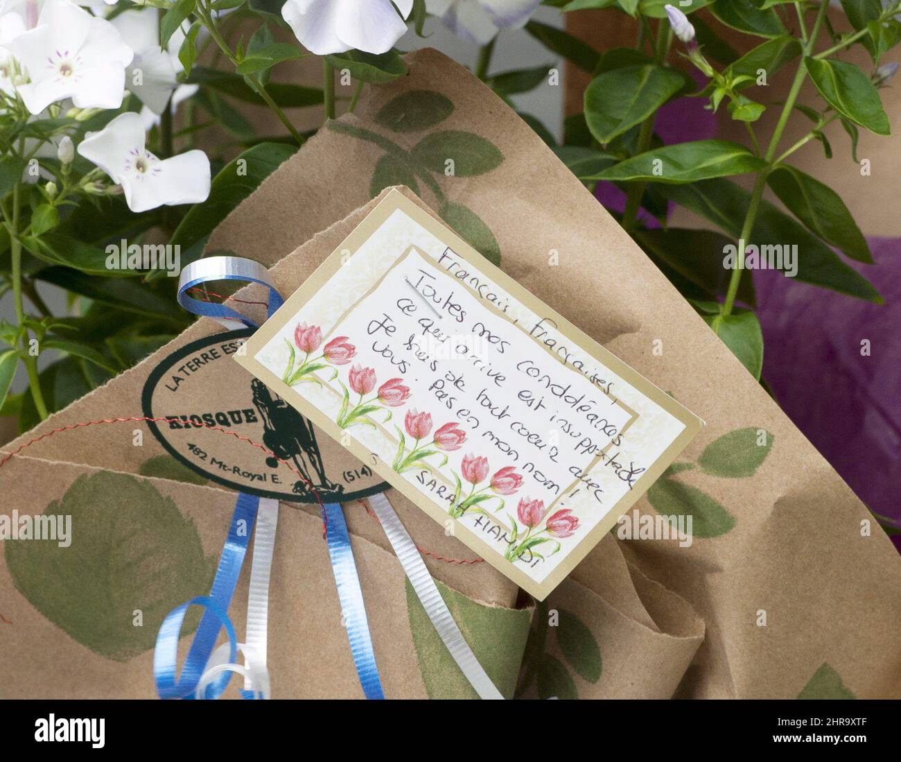 Una nota sobre un ramo de flores se deja en un memorial para las víctimas  del ataque de Niza delante del consulado francés en Montreal, el viernes 15  de julio de 2016.