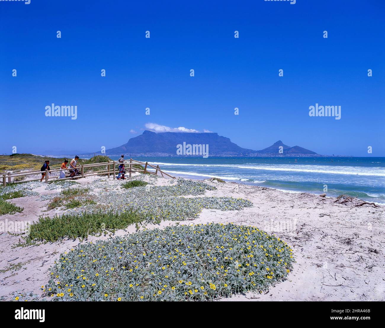 La montaña de la mesa y Cape Town visto desde Bloubergstrand, Ciudad del Cabo, Western Cape, Sudáfrica Foto de stock