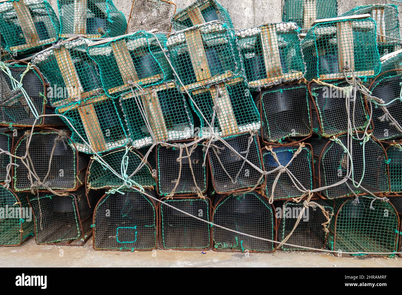 Varias ollas para la pesca en Asturias España apilados en el puerto pesquero, la captura de pulpo y mariscos Foto de stock