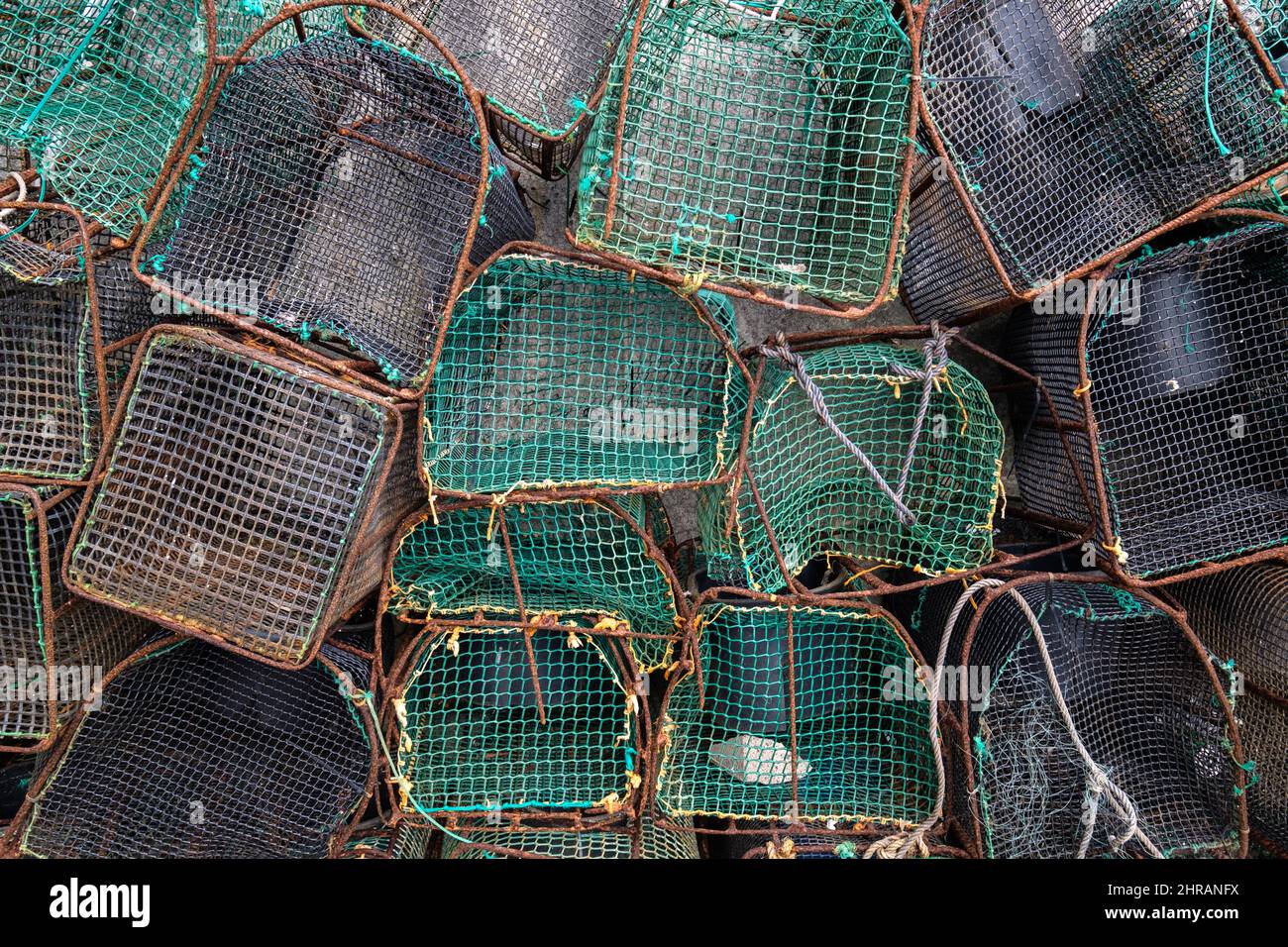 Varias ollas para la pesca en Asturias España apilados en el puerto pesquero, la captura de pulpo y mariscos Foto de stock