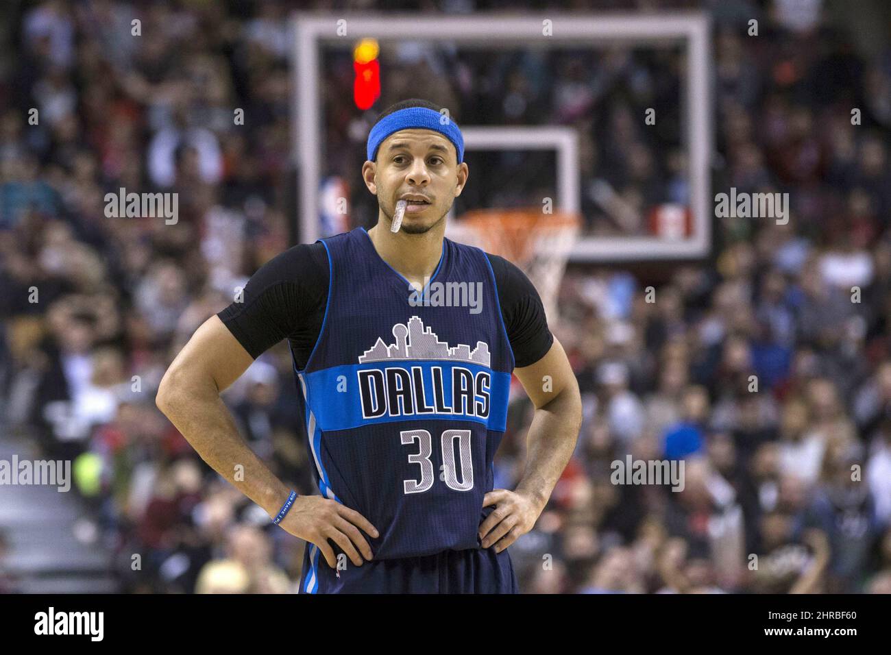 El guardia de Dallas Mavericks Seth Curry (30) reacciona durante la derrota  de su equipo en 78-100 ante los Toronto Raptors en la acción de baloncesto  de la NBA en Toronto el