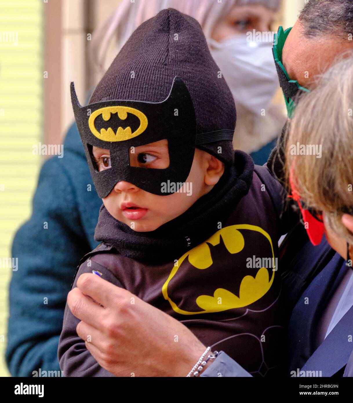 Niño con máscara de batman fotografías e imágenes de alta resolución - Alamy