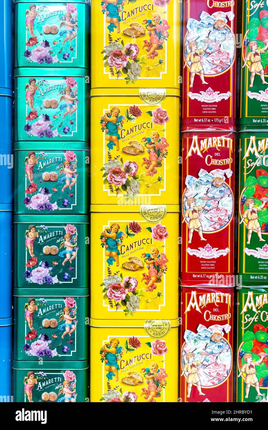 Presentación de coloridos latas con galletas italianas en un delicatessen (The Little Deli, Hitchin, Hertfordshire, Reino Unido) Foto de stock