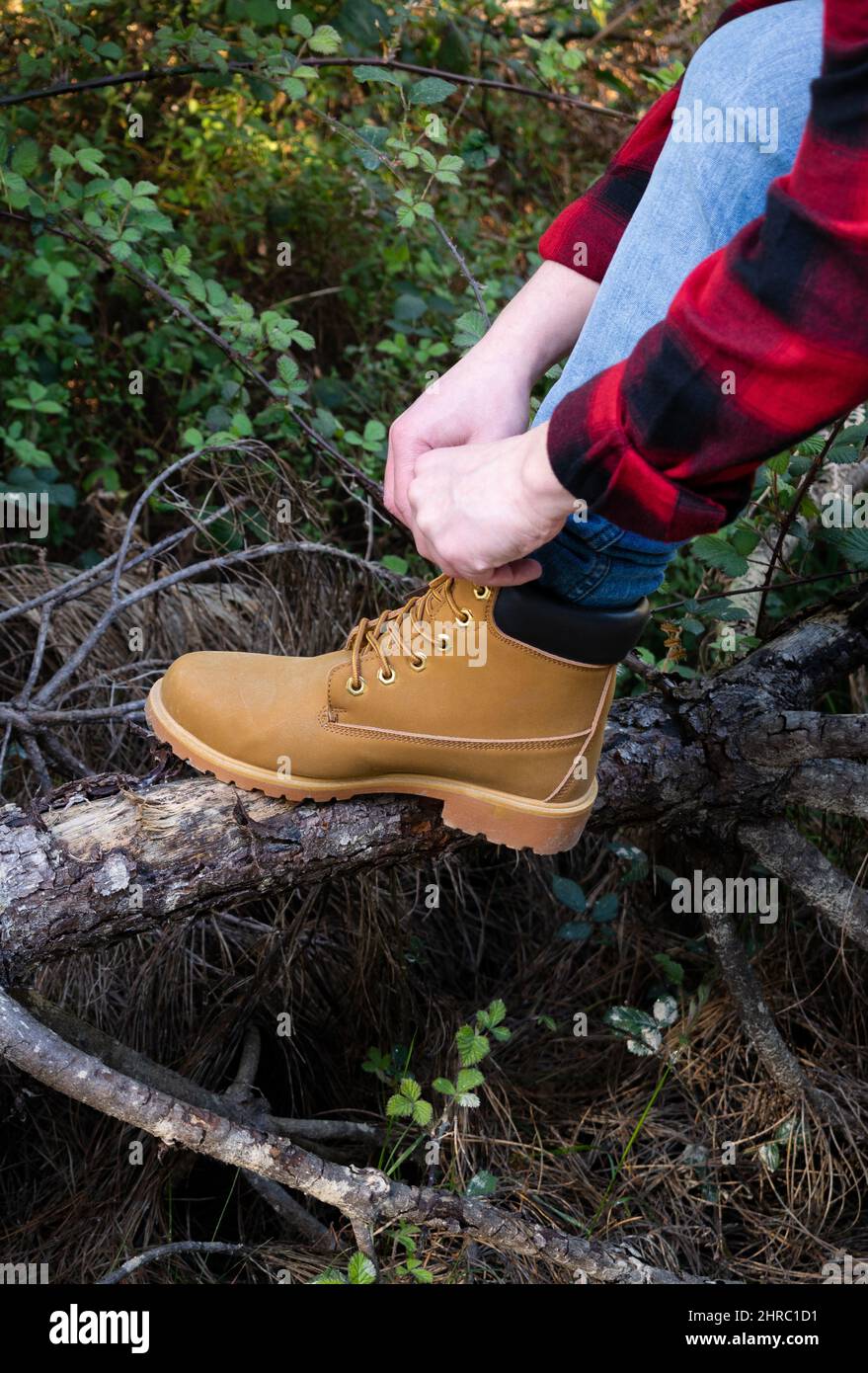 Man tying boots fotografías e imágenes de alta resolución - Alamy