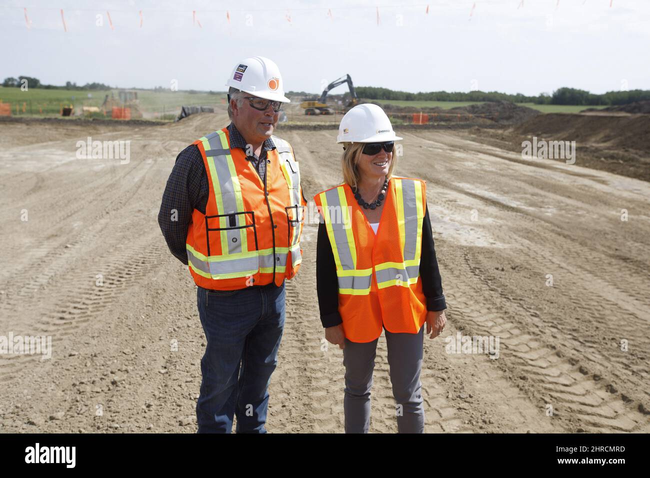 El Superintendente de OJ Pipelines, David Malch y la premier de Alberta