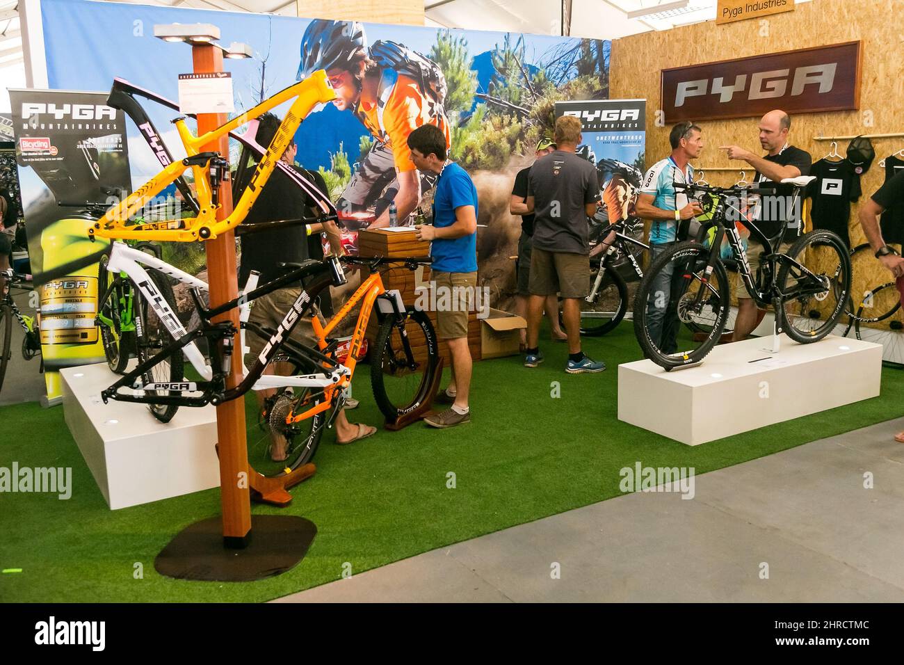 Foto de bicicletas en exposición en la feria y exposición de ciclismo de  África Fotografía de stock - Alamy