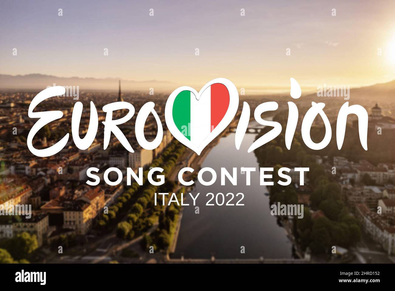 Logotipo del Festival de la Canción de Eurovisión sobre el paisaje urbano de Turín fondo borroso. La edición de 66th se celebrará en Turín en mayo de 2022. Turín, Italia - febrero 2 Foto de stock
