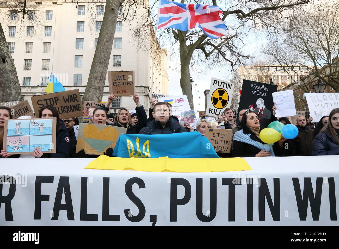 Londres, Reino Unido, 25th de febrero de 2022. Los ucranianos se reúnen en Whitehall, frente a Downing Street, para pedir ayuda, ya que su capital Kyiv es atacada por las fuerzas rusas de Putin. Después de un aluvión de ataques aéreos en las primeras horas, se informó de que las fuerzas terrestres estaban avanzando. Crédito : Monica Wells/Alamy Live News Foto de stock
