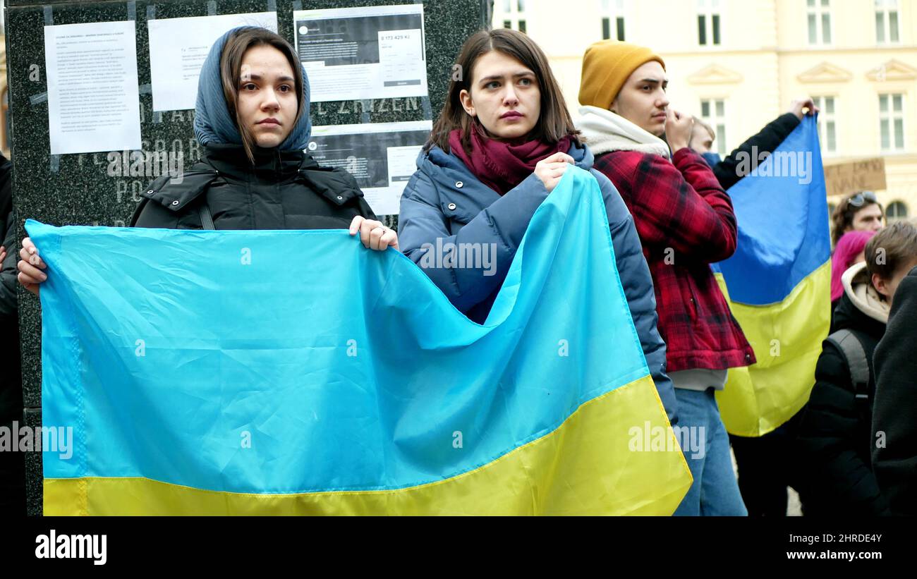 La gente de la manifestación amonesta a las muchachas ucranianas contra la guerra militar rusa Rusia contra Ucrania protesta político activista ucranianos ayuda Foto de stock