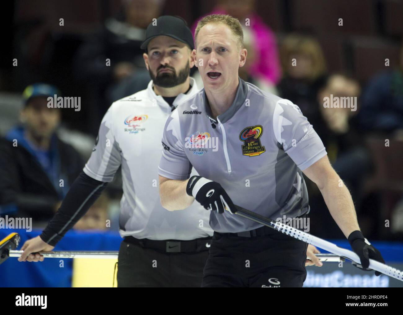 Evite a Reid Carruthers de Winnipeg mira como salte a Brad Jacobs, de Sault Ste. Marie, Ont