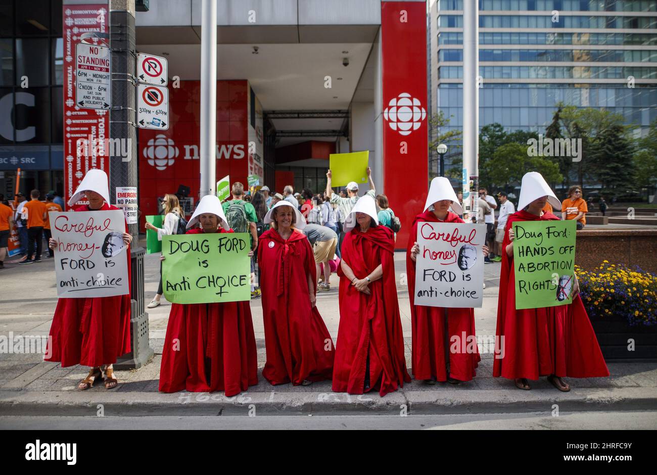 Activistas por los derechos del aborto disfrazados de 'The Handmaid's Tale' llevan carteles delante del debate de los líderes electorales de Ontario en el edificio de CBC en Toronto, el domingo 27 de mayo de 2018. LA PRENSA CANADIENSE/Mark Blinch Foto de stock