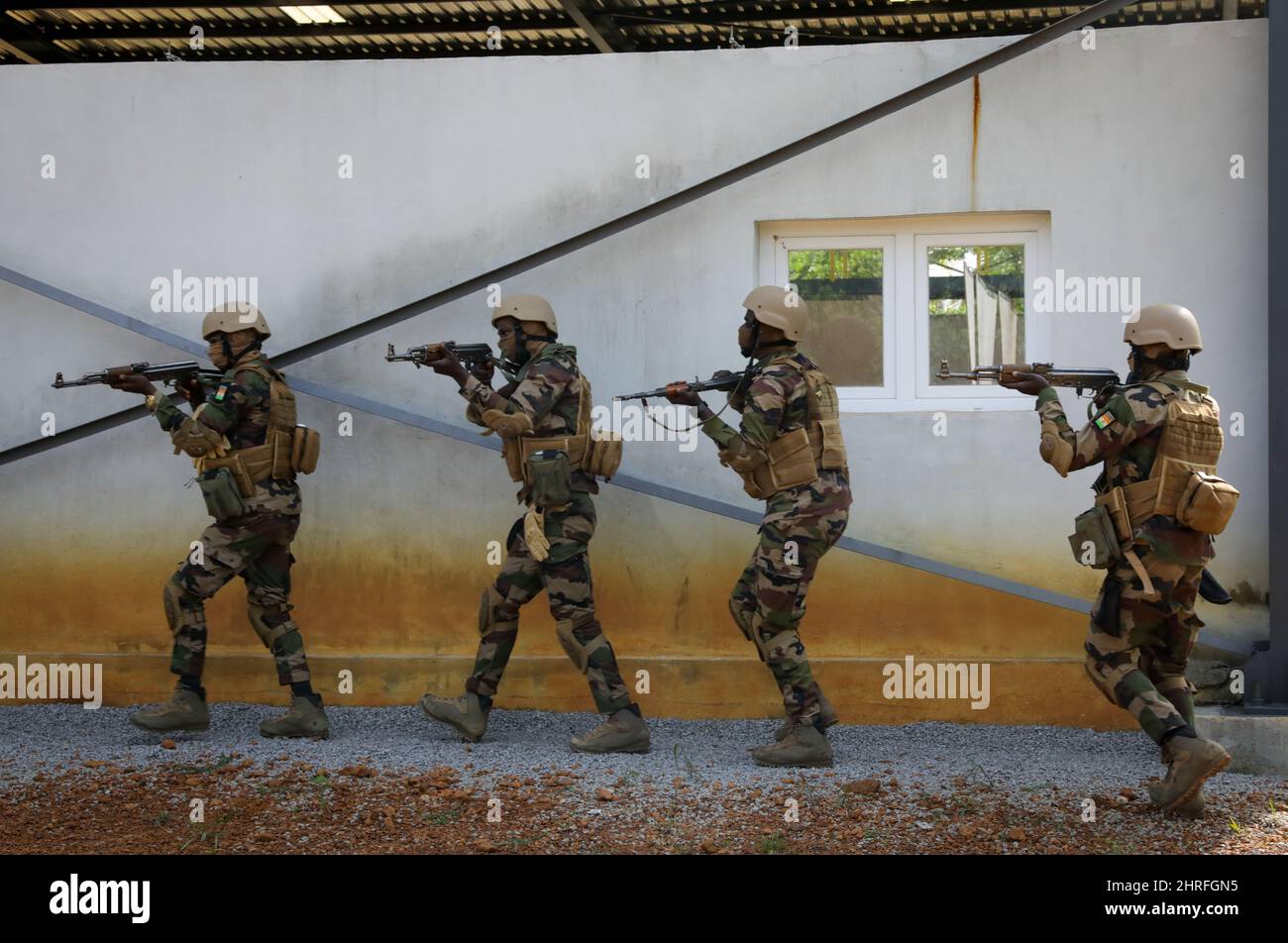 Soldados de las Fuerzas Armadas Nigerianas durante el entrenamiento de combate en un cuarto cercano junto a las Fuerzas Especiales francesas durante el ejercicio Flintlock 2022 19 de febrero de 2022 cerca de Abidjan, Costa de Marfil. Foto de stock