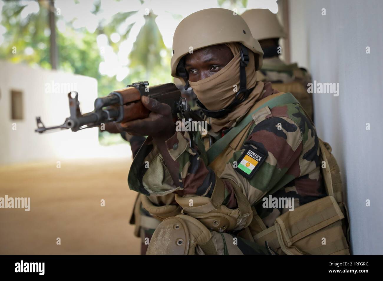 Comandos de la Fuerza Especial Nigeriana durante el entrenamiento de combate en un cuarto cercano junto con las Fuerzas Especiales francesas y británicas durante el ejercicio Flintlock 2022 19 de febrero de 2022 cerca de Abidjan, Costa de Marfil. Foto de stock