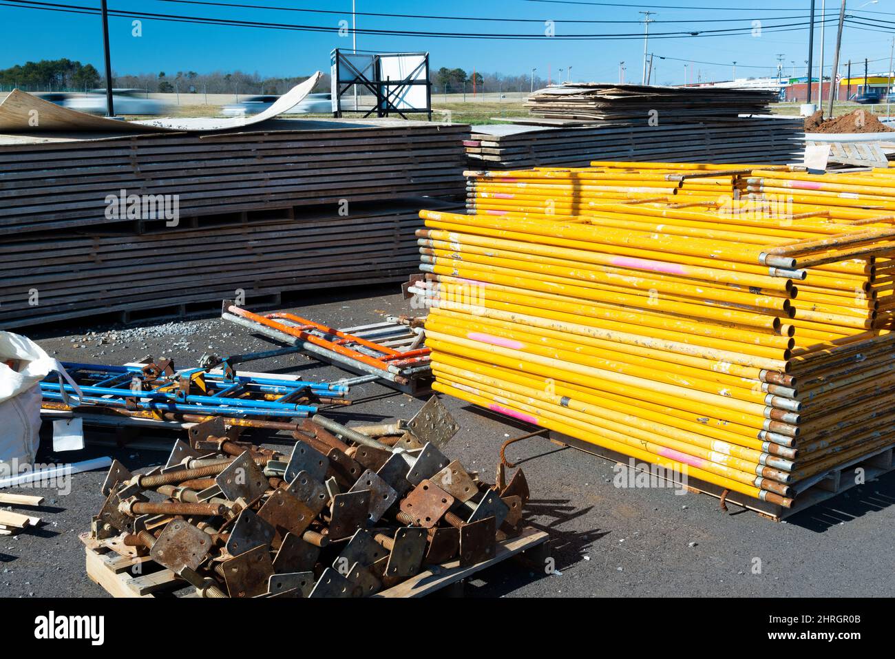Tiro horizontal de andamios sin ensamblar apilados en un lugar de trabajo de construcción. Foto de stock