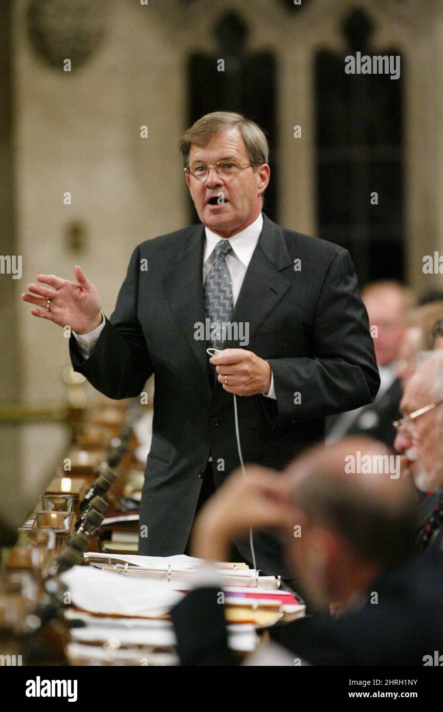 El Procurador General Lawrence MacAulay habla durante el período de preguntas en Ottawa el martes 8 de octubre de 2002. LA PRENSA CANADIENSE/Fred Chartrand Foto de stock