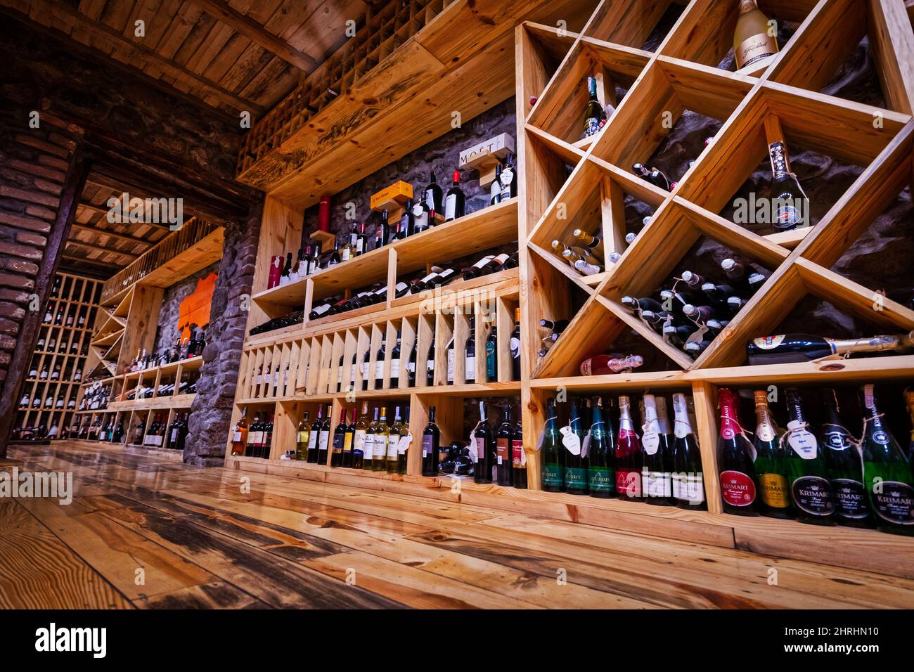 Joyas ocultas de Dilijan. Los estantes de madera con botellas de vino. Carahunge, Dilijan, Armenia. Foto de stock