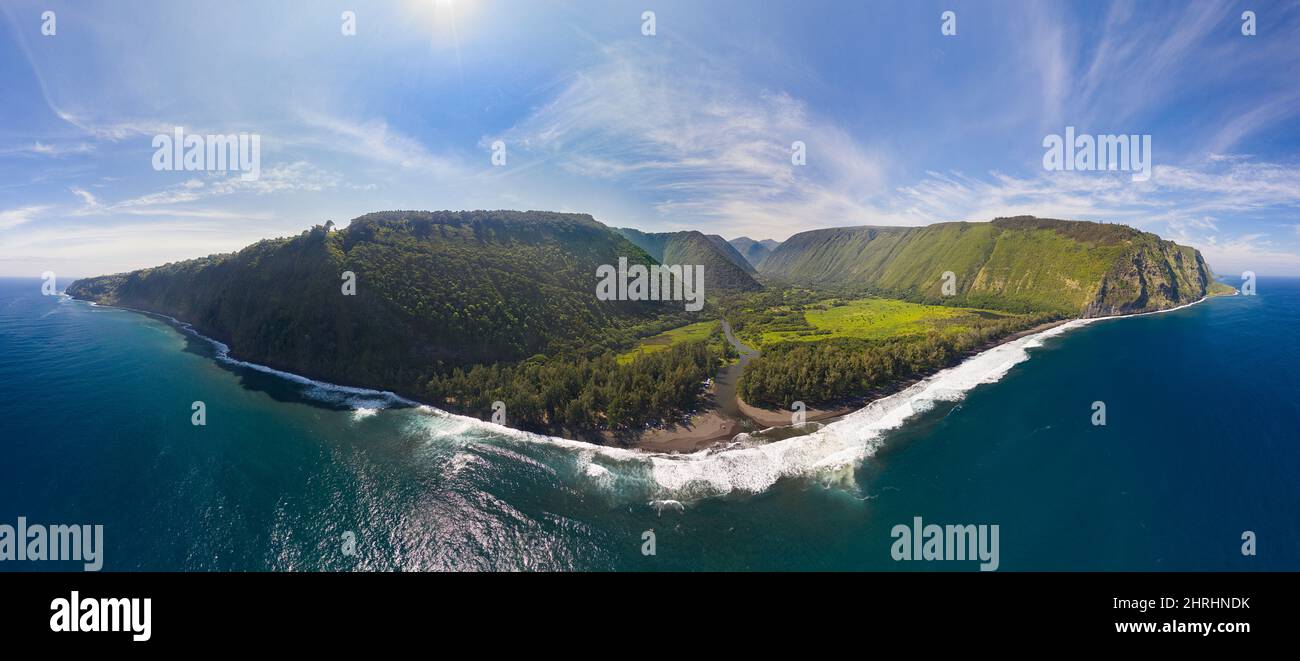 Vista panorámica aérea (compuesto cosido) del Valle Waipio en la escarpada costa noreste de la Isla Hawaii (la Isla Grande), Distrito Hamakua, Hawai Foto de stock