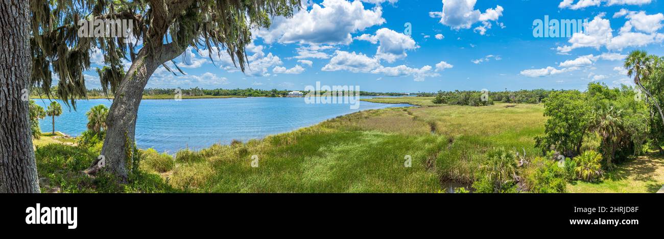 Panorama del río Crystal desde el Parque Estatal Arqueológico Crystal River - Crystal River, Florida, Estados Unidos Foto de stock