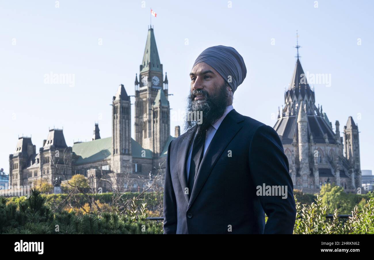 El líder del NDP Jagmeet Singh está representado con Parliament Hill en un segundo plano en Ottawa el jueves 10 de octubre de 2019. LA PRENSA CANADIENSE/Paul Chiasson Foto de stock