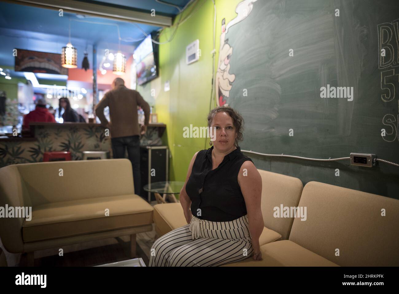 El propietario Abi Roach posará para una fotografía en el Hotbox Cafe en el mercado Kensington de Toronto el jueves, 10 de octubre de 2019. LA PRENSA CANADIENSE/Tijana Martin Foto de stock