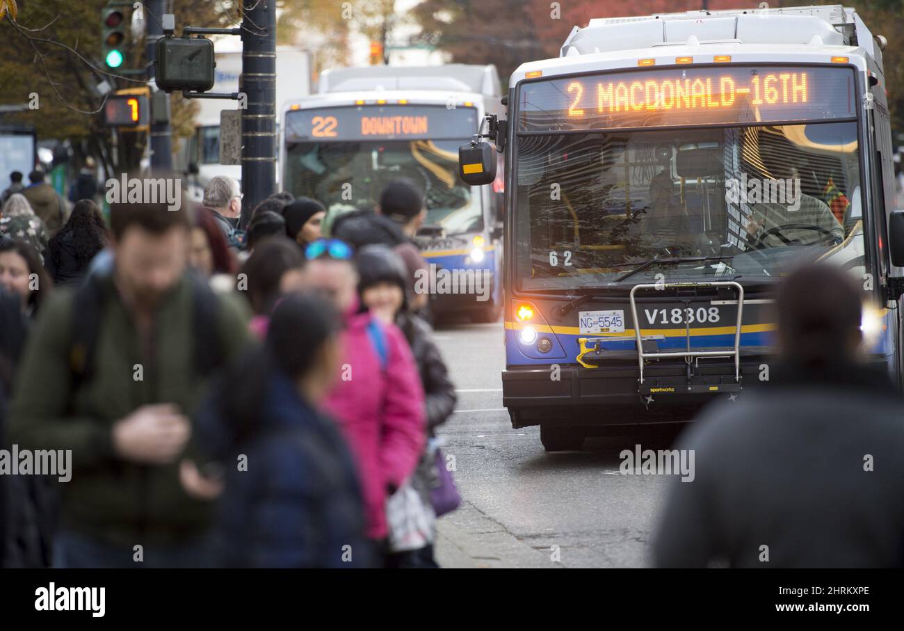 Un autobús está representado en el centro de Vancouver, viernes, 1 de