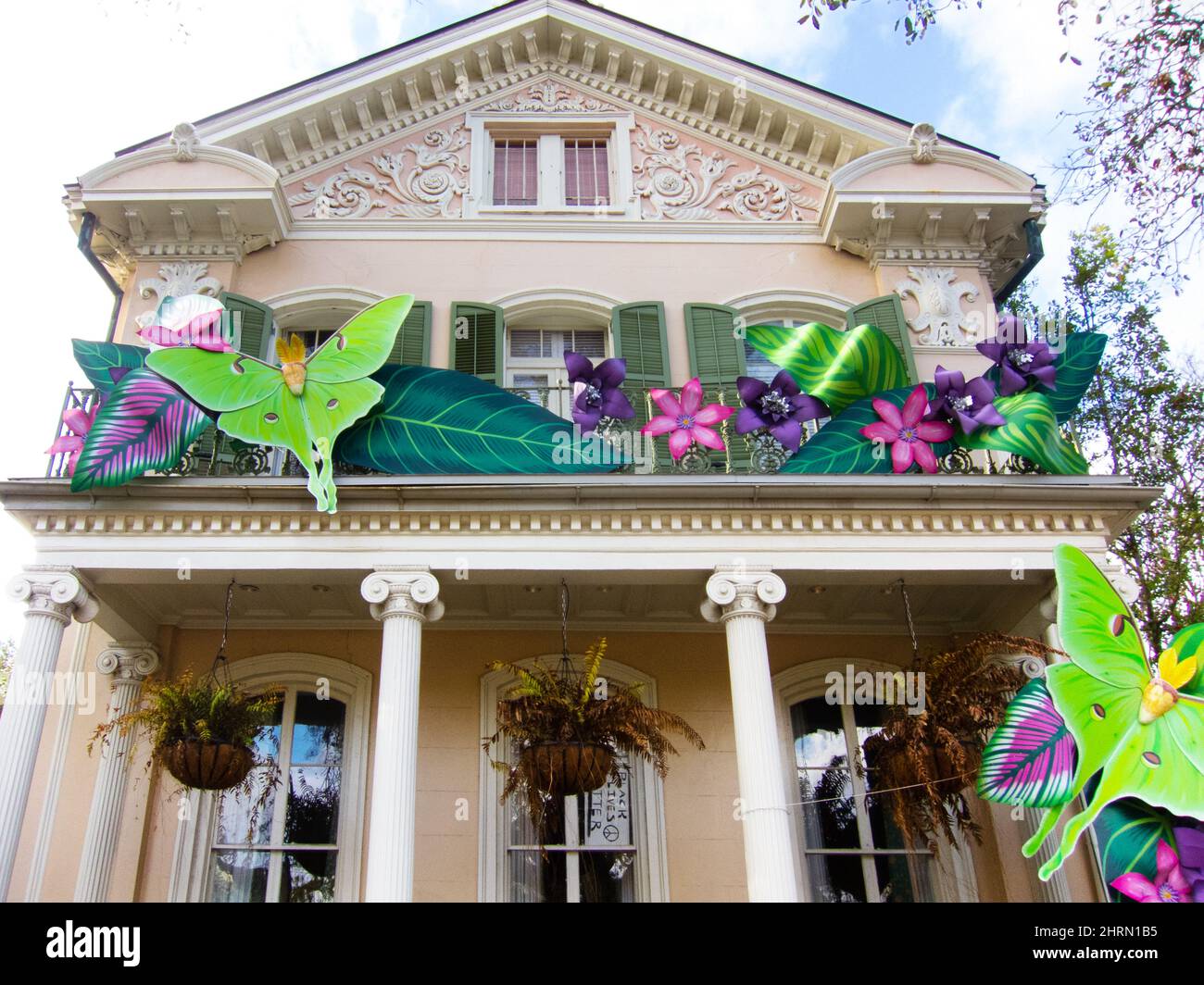 Mardi Gras 2022 casa decorada en St. Charles Ave en Nueva Orleans. Foto de stock