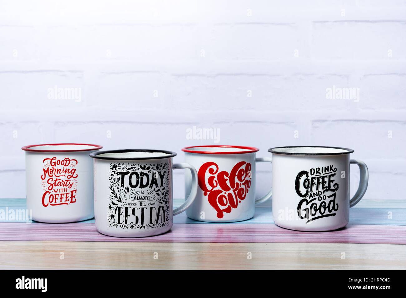 Tazas de café creativas y cómodas encantadas con inscripciones en la mesa  Fotografía de stock - Alamy