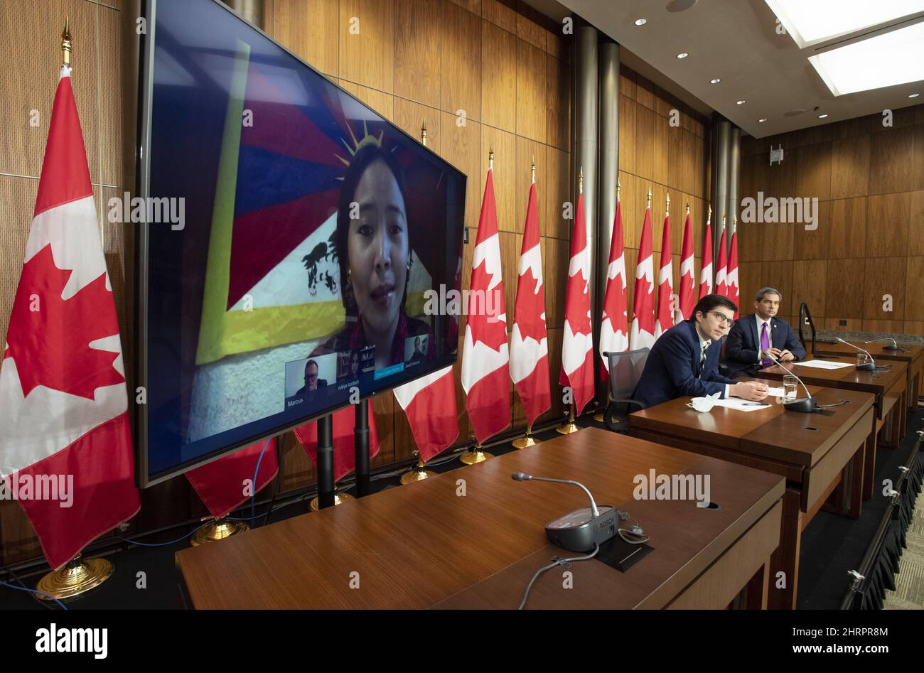 El diputado conservador Garnet Genuis y Pierre Paul-Hus escuchan a Chemi Lhamo durante una conferencia de prensa en Ottawa, el jueves 26 de noviembre de 2020. LA PRENSA CANADIENSE/Adrian Wyld Foto de stock