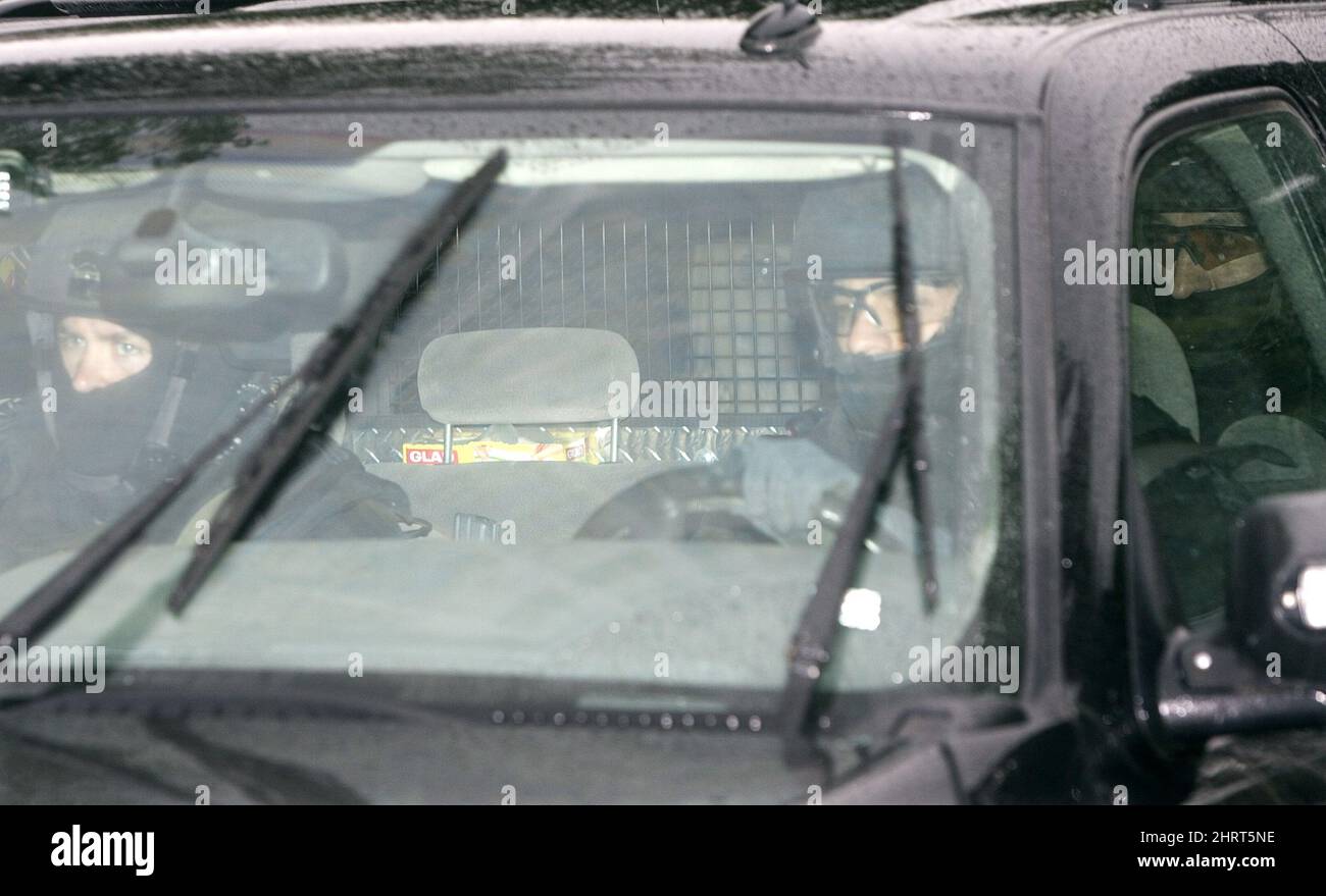 La policía táctica armada enmascarada, que transporta a Momin Khawaja, llega al juzgado de Ottawa, el lunes 23 de junio de 2008, en Ottawa. Khawaja es un desarrollador de software de 29 años de edad acusado de formar parte de una célula inspirada en Al-Qaida que conspiró con bombas en Gran Bretaña en 2004. Se enfrenta a siete cargos de delitos relacionados con el terrorismo que podrían ponerlo en prisión de por vida si es condenado. (AP Photo/The Canadian Press, Tom Hanson) Foto de stock