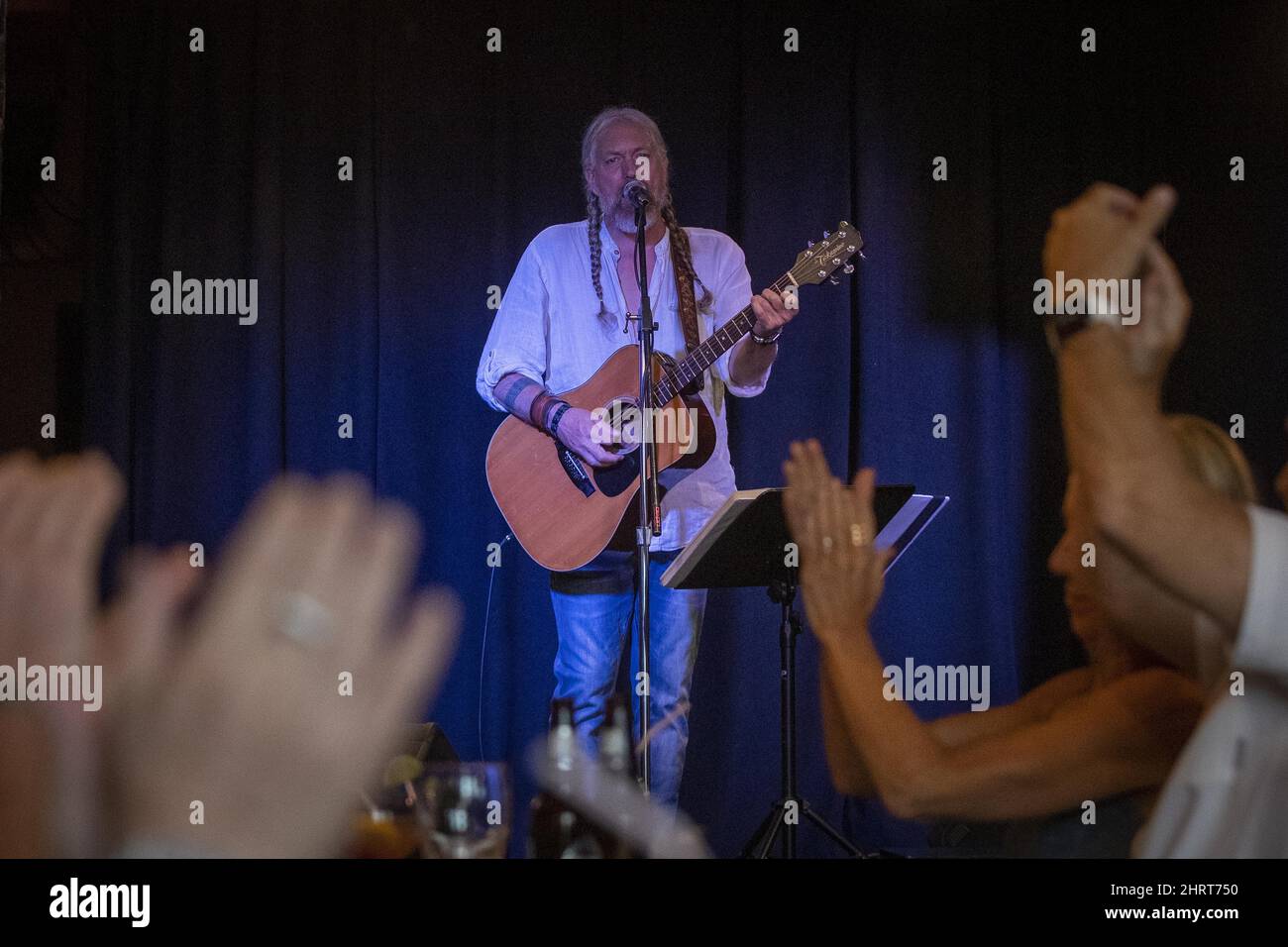 Christopher Jackson toca algo de música en el Blu Martini mientras los