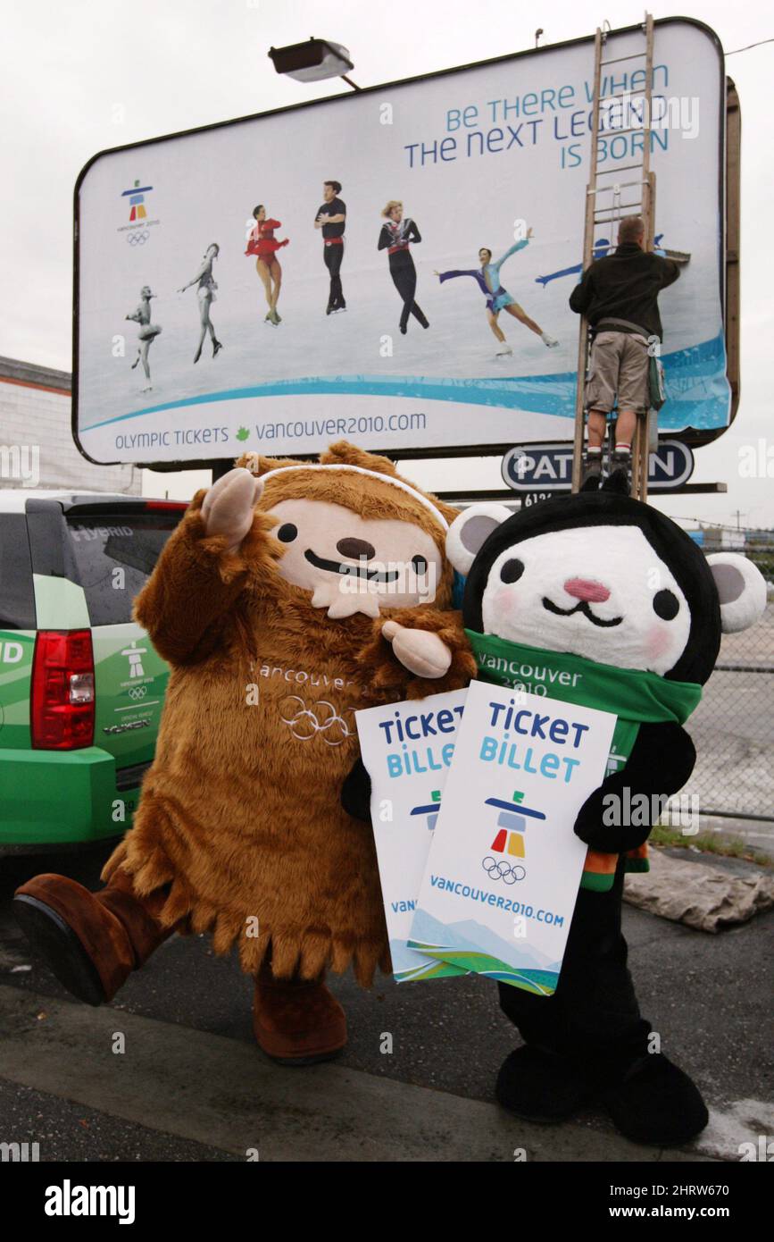 Los Juegos Olímpicos de Vancouver 2010 mascotas Quatchi, Left, y Mega pose  durante una foto-op mientras Daniel Legare instala una cartelera que  promociona entradas para los juegos en Vancouver, B.C., el jueves