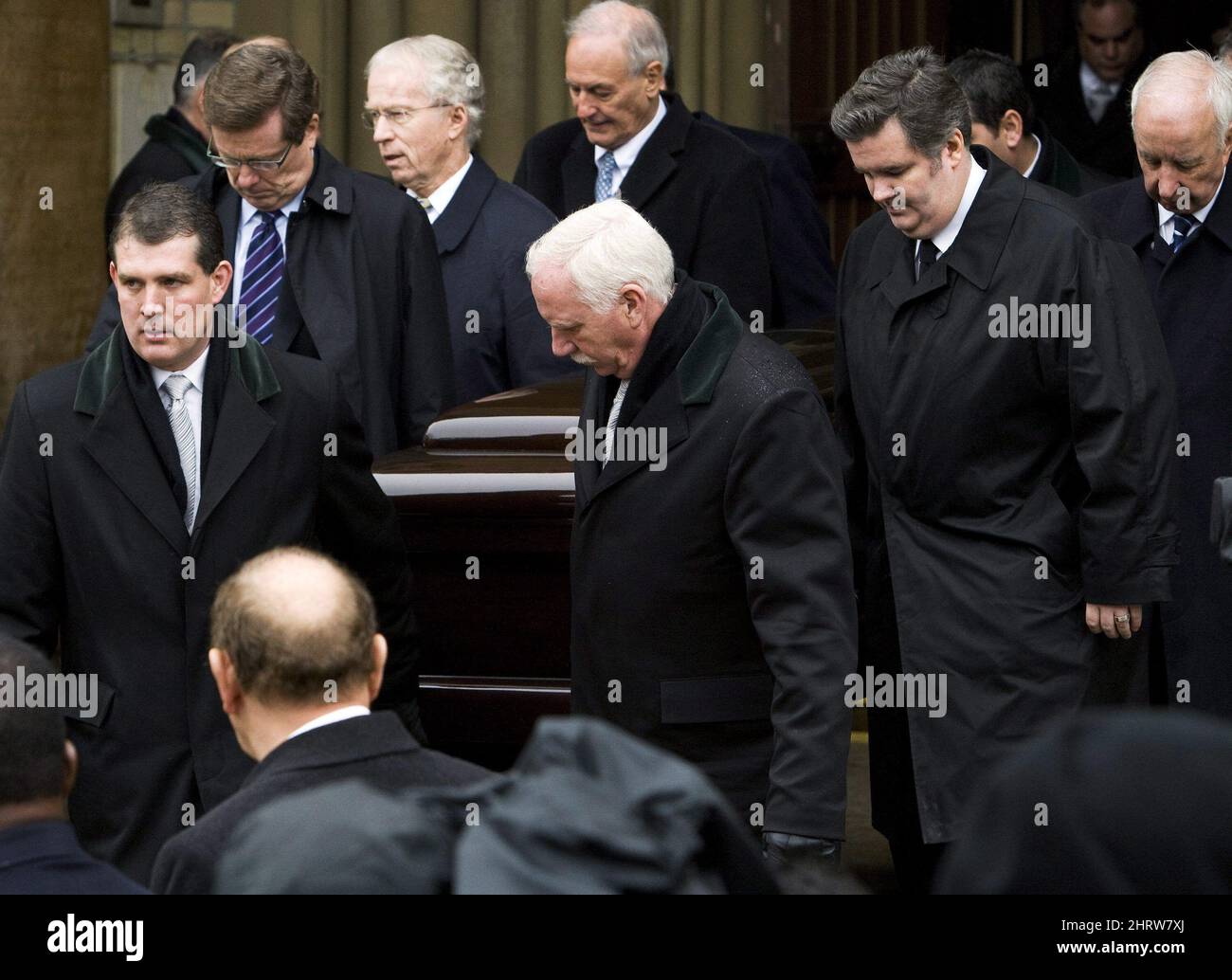 Los pallbearers llevan el ataúd de Ted Rogers en la iglesia de la ...