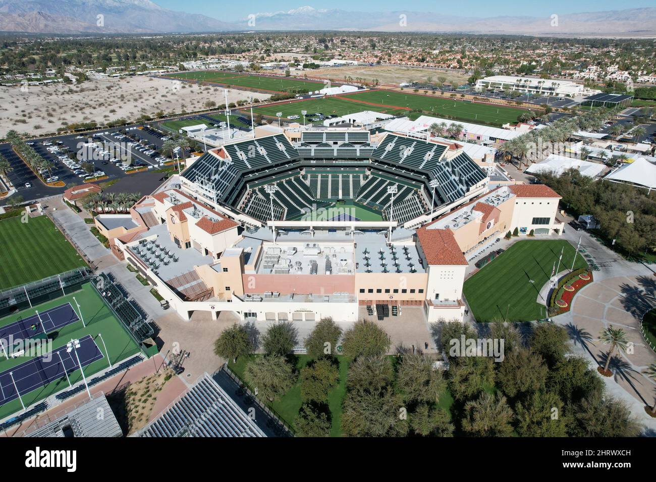 Una vista aérea del estadio 1 en el Indian Wells Tennis Garden, el viernes 25 de febrero de 2022, en Indian Wells, California. El centro es el sitio del BNP Pari Foto de stock