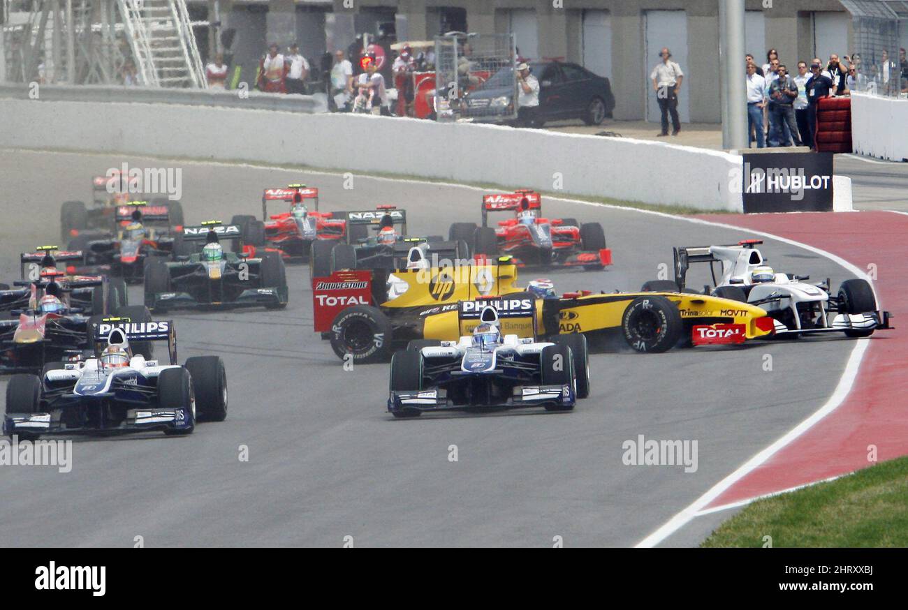 El piloto de Renault Vitaly Petrov, (coche amarillo) de Rusia colisiona con  el piloto de BMW Sauber Pedro de la Rosa de España al inicio del Gran  Premio de Canadá el domingo,