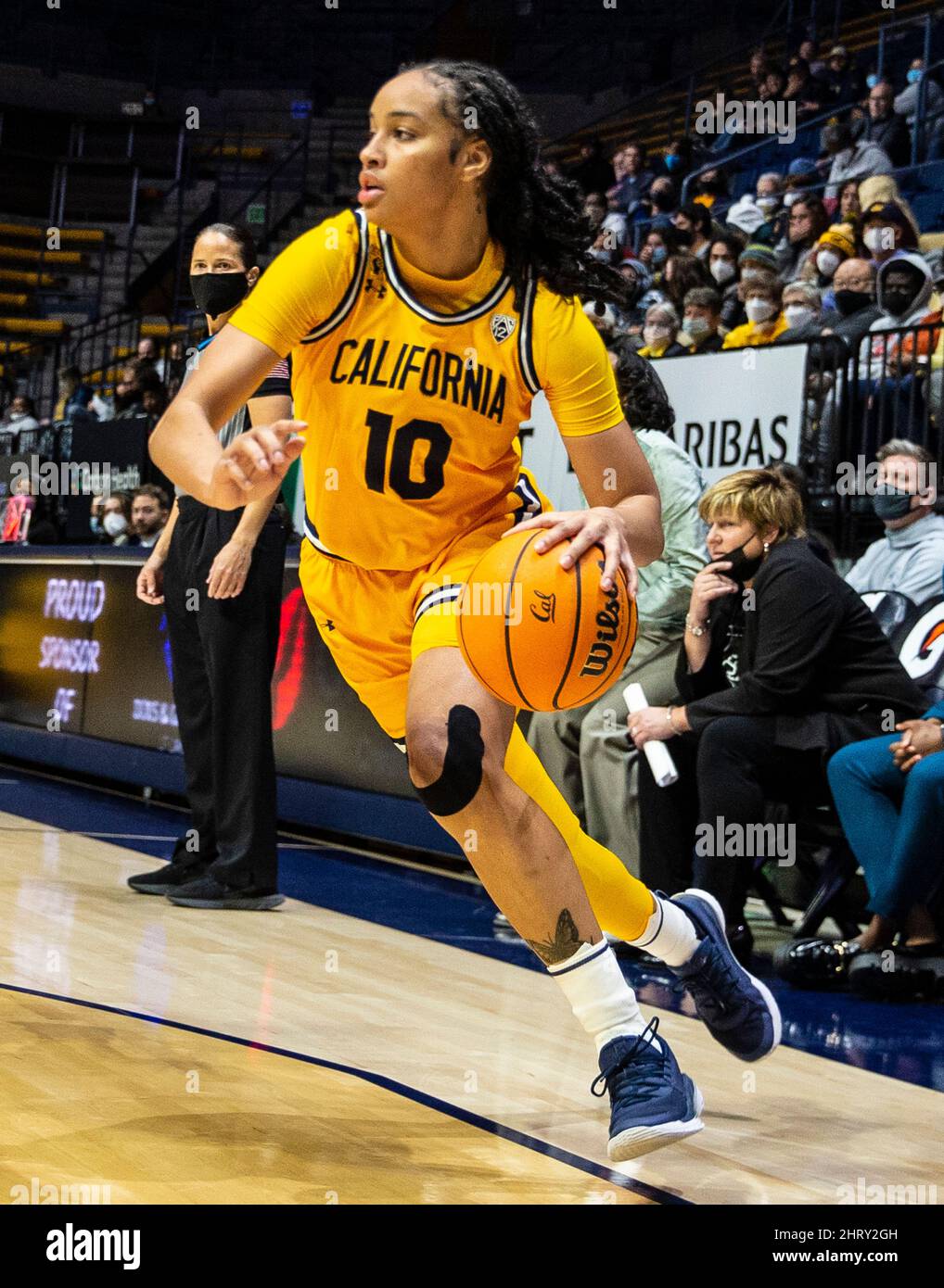 Berkeley, Estados Unidos. 24th Feb, 2022. A. La guardia de California  Jazlen Green (10) va a la canasta durante el partido de baloncesto femenino  de la NCAA entre los Washington Huskies y