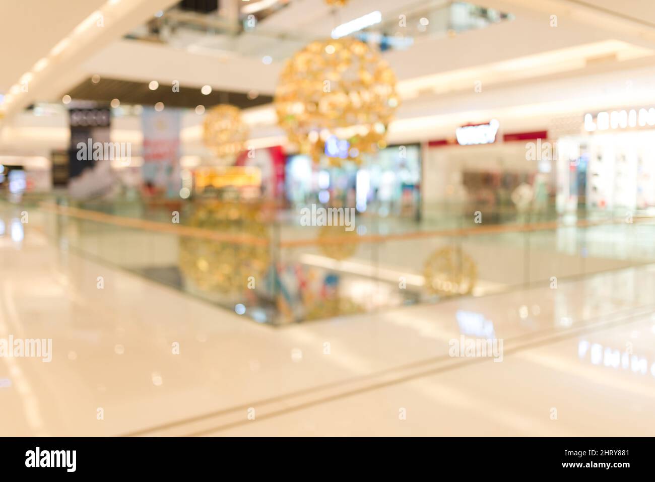Vista interior del centro comercial Crescent Mall Foto de stock