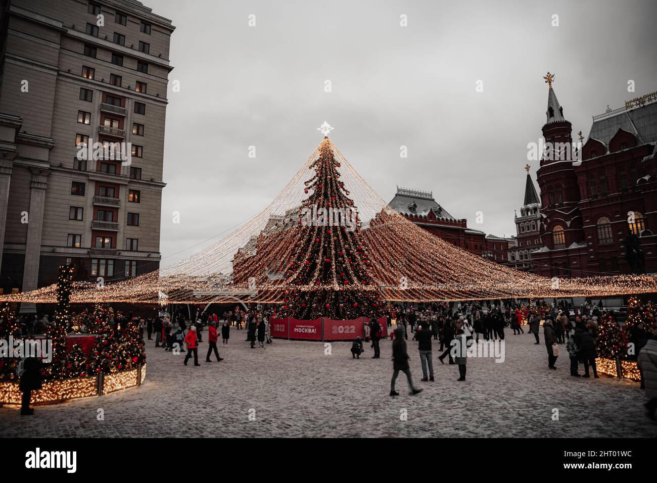 Árbol gigante de Navidad frente a la Plaza Roja en Moscú, Rusia Foto de stock