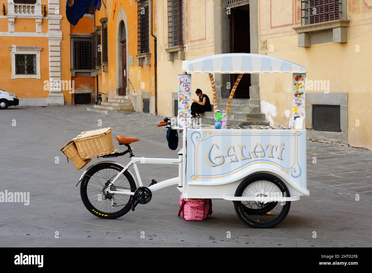 Hay un pequeño helado en el centro de la ciudad de Pisa, en Italia  Fotografía de stock - Alamy