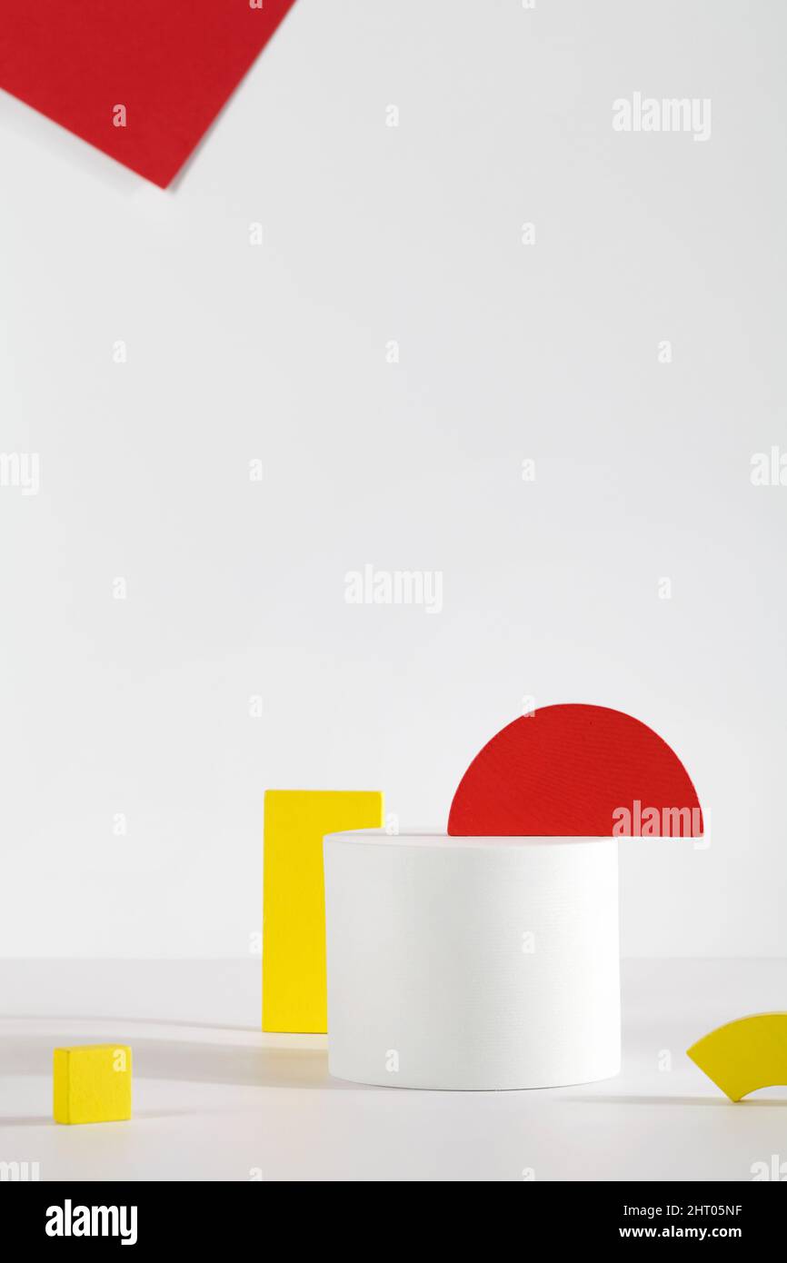 Composición abstracta de forma geométrica roja y amarilla sobre fondo blanco. Concepto de arte y diseño. Moderno estilo minimalista Art Deco. Foto de stock