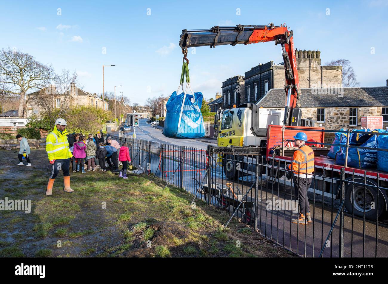 La empresa de construcción Balfour Beatty entrega una carga de camión de suelo a Trinity Primary School, Edimburgo, Escocia, Reino Unido Foto de stock