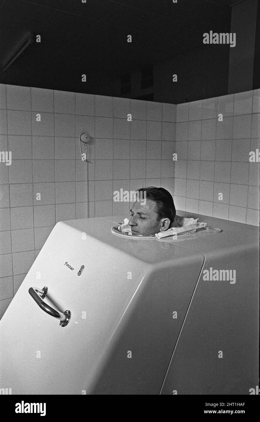 Un visitante del Health Spa a orillas del Gran Wannsee, Berlín, siente el calor mientras toma un baño de vapor. Alrededor de 1965 Foto de stock