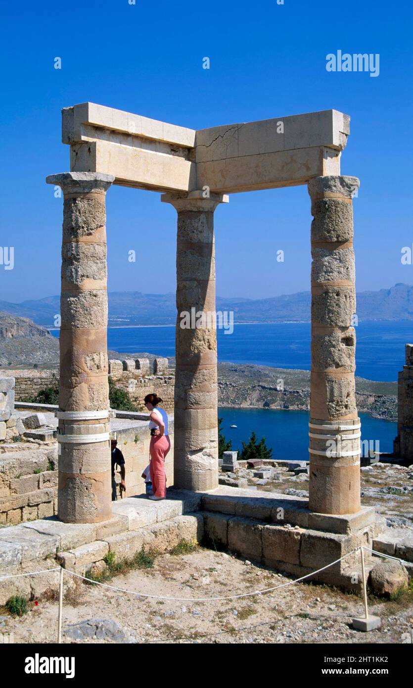 Lindos, columnas del templo Athena en la Acrópolis, Isla de Rodas, Dodecaneso, Grecia, Europa Foto de stock