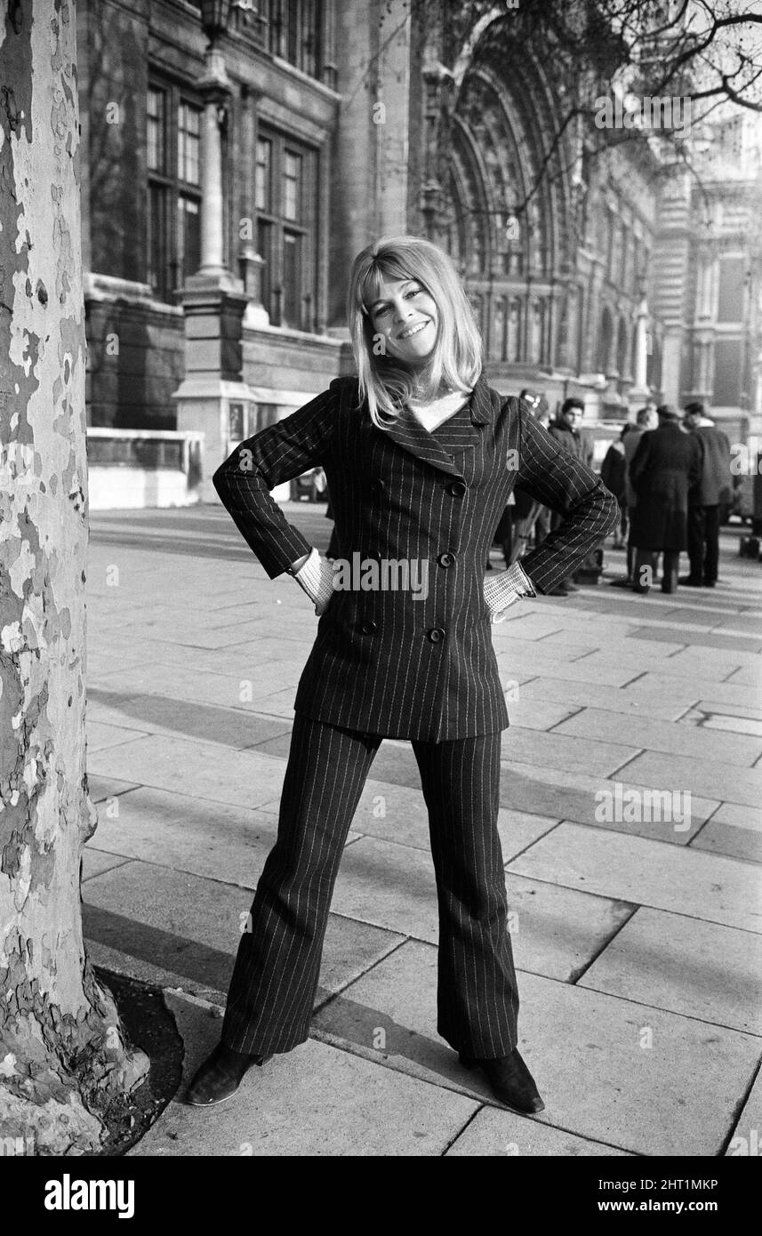 Julie Christie se encuentra fuera del Victoria and Albert Museum en South Kensington rodando una película llamada 'Darling'. 5th de enero de 1965. Foto de stock