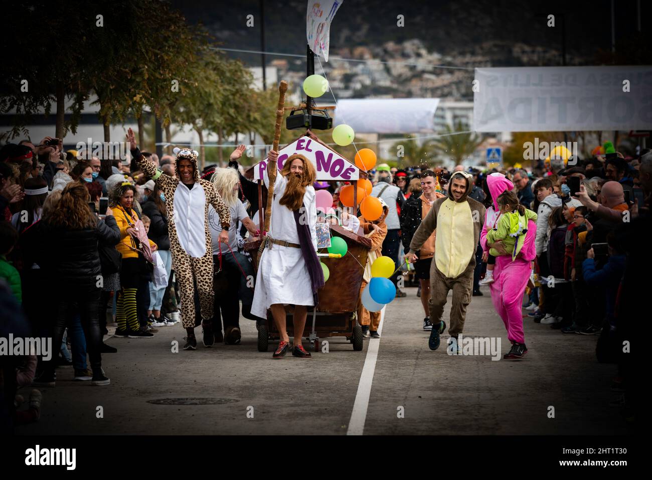 carnaval de sitges 2022 carrera de cama popular Foto de stock