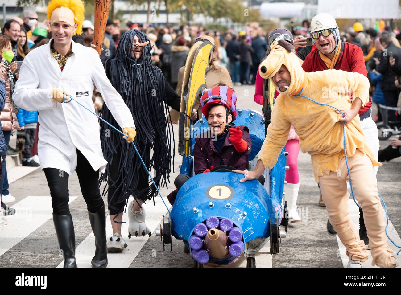 carnaval de sitges 2022 carrera de cama popular Foto de stock