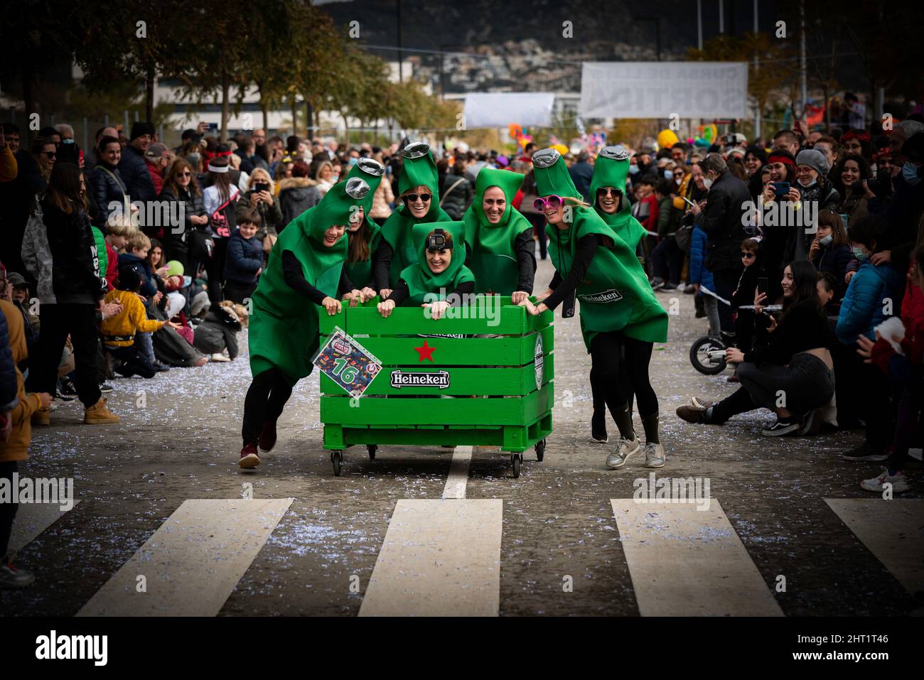 carnaval de sitges 2022 carrera de cama popular Foto de stock