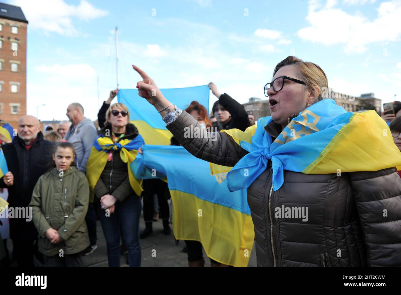 Olga Tverdokhlib La presidenta de la rama de Gloucester de la Asociación Ukraniana de Gran Bretaña se dirige a la multitud. En todo el mundo la conmoción de Foto de stock