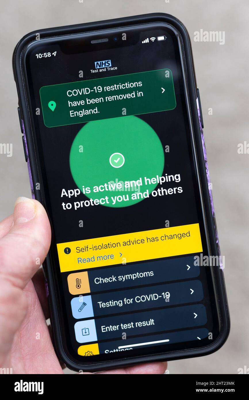 NHS app en un teléfono móvil que muestra que las restricciones de Coivd han sido levantadas en Inglaterra, el 24th de febrero de 2022 Foto de stock