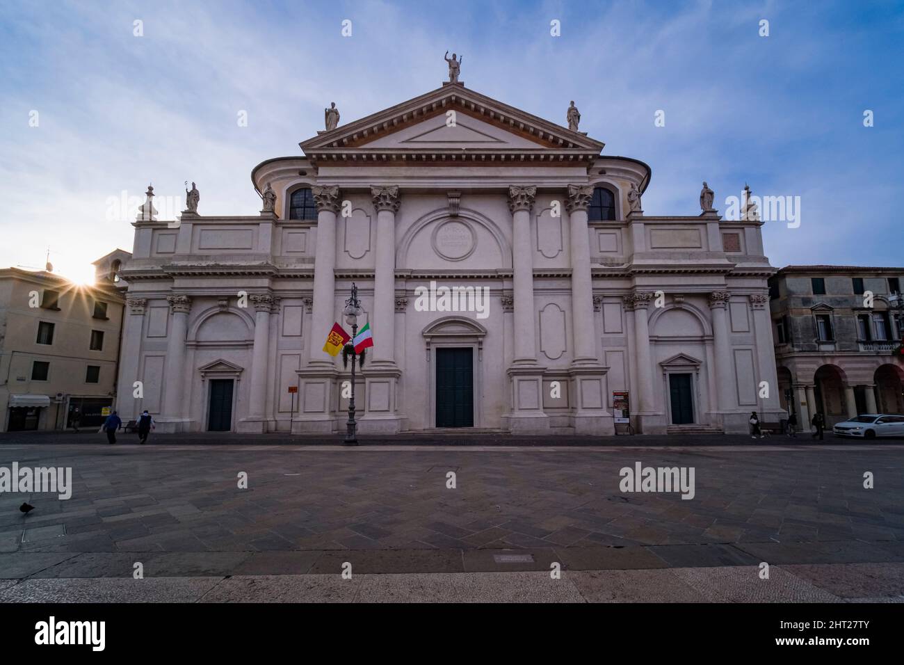 La fachada principal de la iglesia San Giovanni Battista de Bassano del Grappa, situada en la Piazza Liberta, al amanecer. Foto de stock