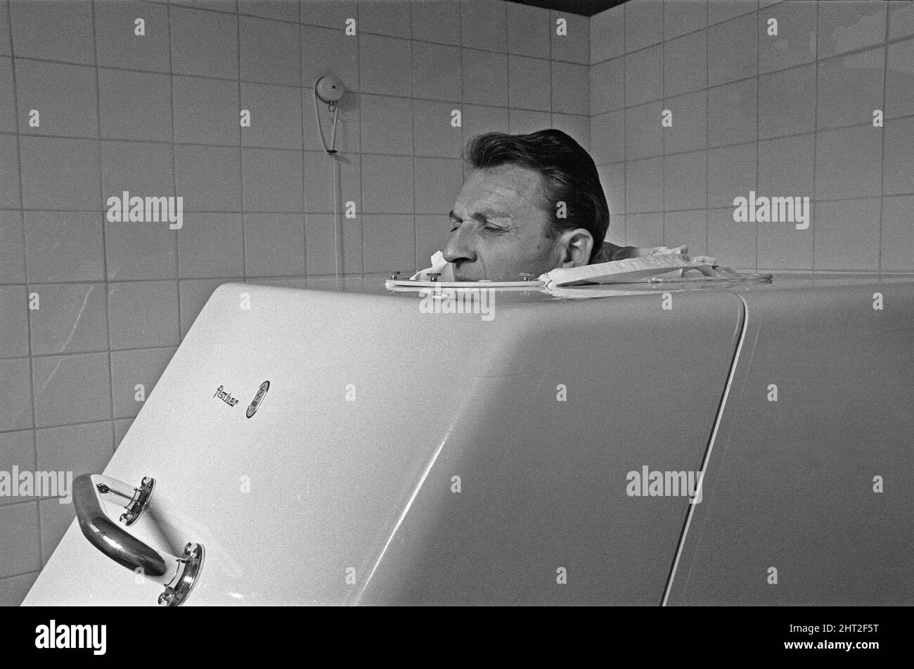 Un visitante del Health Spa a orillas del Gran Wannsee, Berlín, siente el calor mientras toma un baño de vapor. Alrededor de 1965 Foto de stock